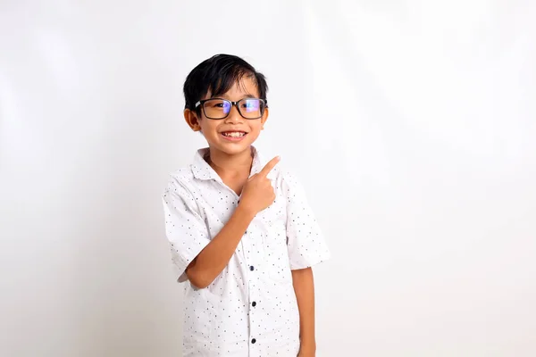 Yan Tarafı Göstererek Ayakta Duran Sevimli Asyalı Çocuk Kopyalama Alanı — Stok fotoğraf