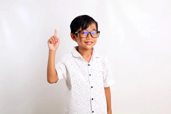 Smart Écolier Asiatique Debout Tout Pointant Doigt Isolé Sur Blanc — Photo
