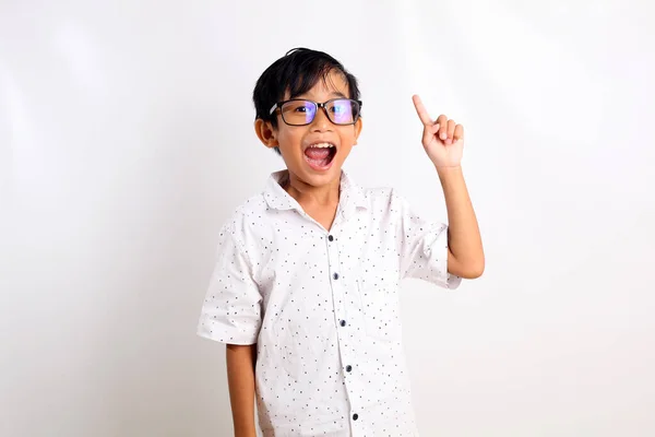 Adorable Asiático Chico Usando Gafas Pie Mientras Obtener Una Idea — Foto de Stock