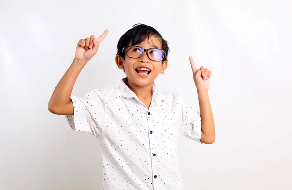 Heyecanlı Asyalı Çocuk Dikilip Işaret Ediyor Yukarı Bakıyor Beyaz Arkaplanda — Stok fotoğraf