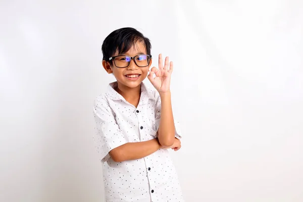 Alegre Asiático Pequeño Niño Pie Mientras Mostrando Gesto Aislado Sobre — Foto de Stock