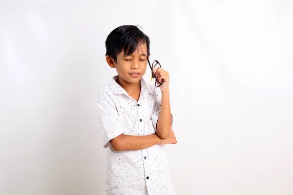 Adorable Asiático Pequeño Niño Pie Mientras Piensa Algo Con Los — Foto de Stock