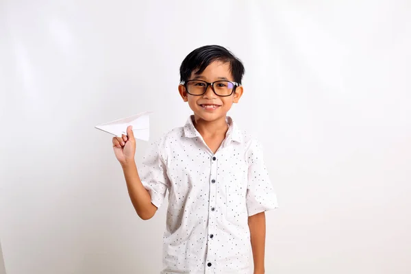 Niño Asiático Inteligente Sosteniendo Avión Papel Aislado Sobre Fondo Blanco — Foto de Stock