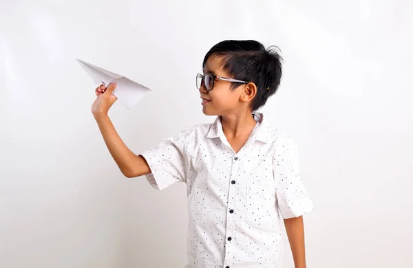 Anak Asia Pintar Yang Memegang Pesawat Kertas Terisolasi Dengan Latar — Stok Foto