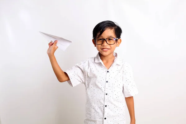 Niño Asiático Inteligente Sosteniendo Avión Papel Aislado Sobre Fondo Blanco — Foto de Stock