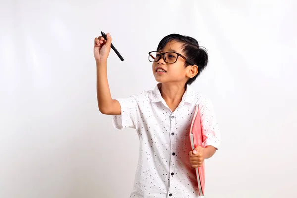 Chytrý Asijský Chlapec Stojící Při Psaní Knihou Ruce Izolováno Bílém — Stock fotografie