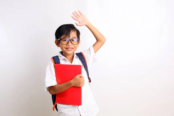 Menino Asiático Feliz Enquanto Levantar Mão Carregando Livro Saco Escola — Fotografia de Stock