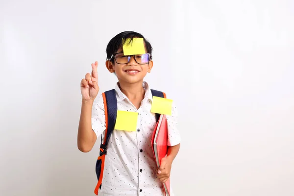 Šťastný Asijský Školák Lepkavými Papírovými Poznámkami Držící Palce Pro Štěstí — Stock fotografie