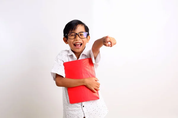 Anak Sekolah Asia Yang Manis Membawa Buku Sambil Tertawa Dan — Stok Foto