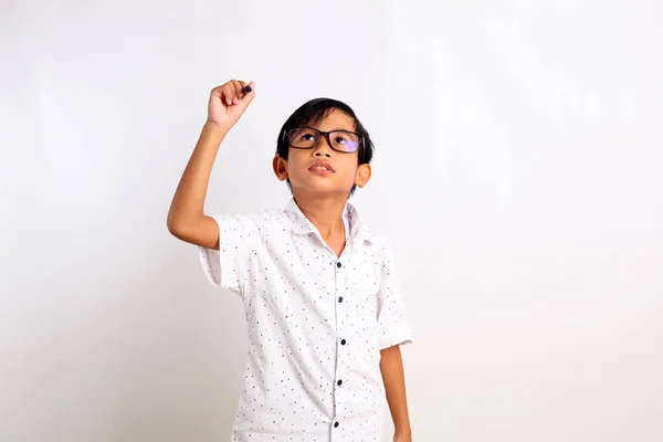 Smart Écolier Asiatique Debout Tout Écrivant Quelque Chose Isolé Sur — Photo