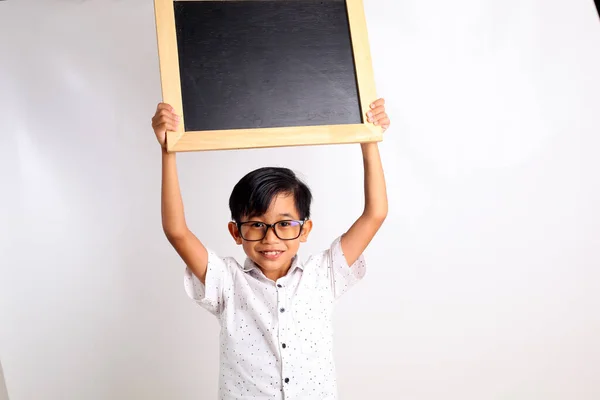 Feliz Colegial Asiático Pie Mientras Muestra Una Pizarra Blanco Aislado — Foto de Stock