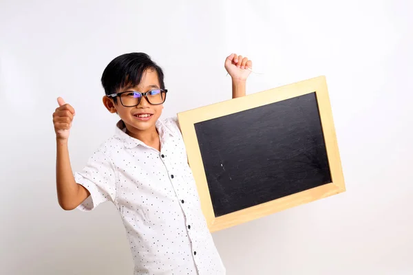 Feliz Colegial Asiático Pie Mientras Muestra Una Pizarra Blanco Pulgares — Foto de Stock