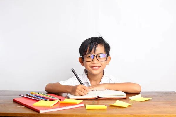 Menino Asiático Feliz Estudando Sala Aula Isolado Sobre Fundo Branco — Fotografia de Stock