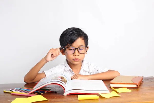 Ragazzo Asiatico Premuroso Che Studia Classe Mentre Legge Libro Isolato — Foto Stock