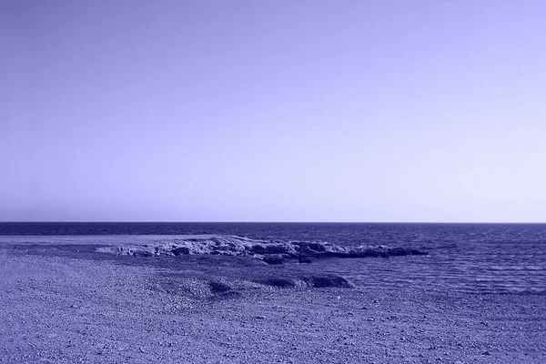Toned Very Peri Color Empty Sea Shore Landscape Shore Rocks — Stock fotografie