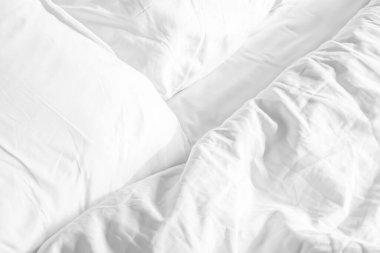 Beyaz yastık ve yatak odası arka planında fotokopi alanı