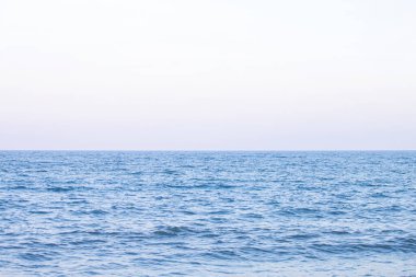   Sabah gökyüzü ve deniz yüzeyi