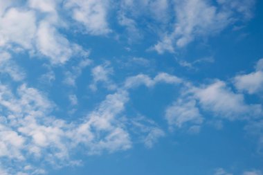 Kalp şeklinde boşluğu olan yumuşak beyaz bulutlar.