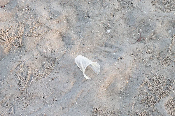 海滩上奇怪的塑料垃圾 — 图库照片