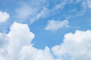 Gökyüzünde bir sürü güzel beyaz bulut