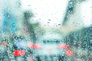 Yağmurlu bir günde yoldaki bir arabanın bulanık görüntüsü