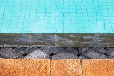 Drain cover at the edge of the poo