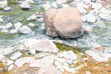 Doğal kaplıcalardaki kayaların birçok minerali vardır.