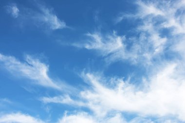 Gökyüzündeki yumuşak beyaz bulut