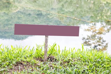 Göletin yanındaki boş ilan panosu. Kopya alanı.