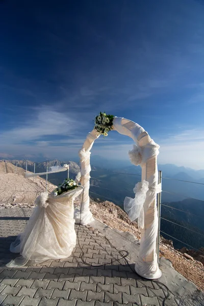 Svatební doplňky a vybavení proti modré obloze — Stock fotografie