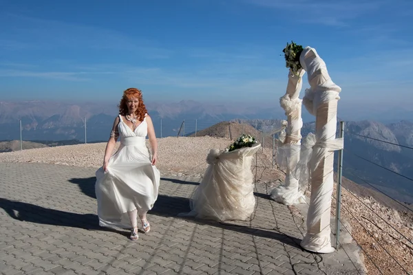 Os recém-casados posam perto do arco de casamento — Fotografia de Stock