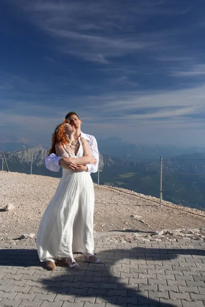 Os recém-casados posam perto do arco de casamento — Fotografia de Stock