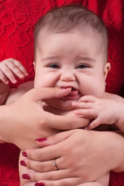 Mãe segura sua daugther em mãos — Fotografia de Stock