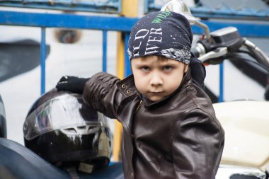 Motosikletli genç motorcu