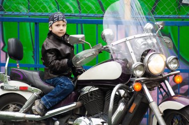 Motosikletli genç motorcu