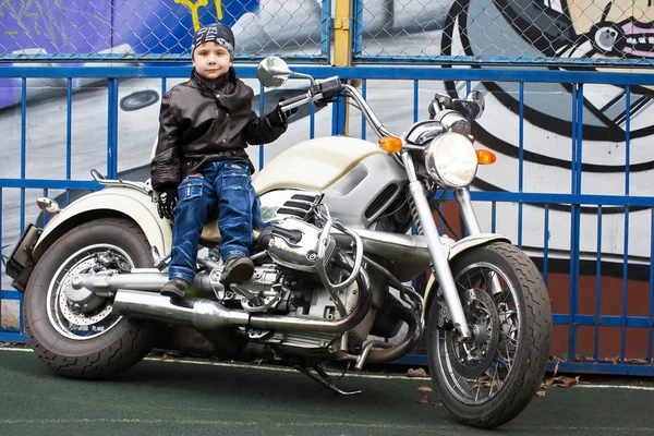 Jonge fietser op een motorfiets Stockfoto