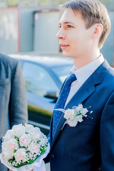 Novio esperando a la novia —  Fotos de Stock