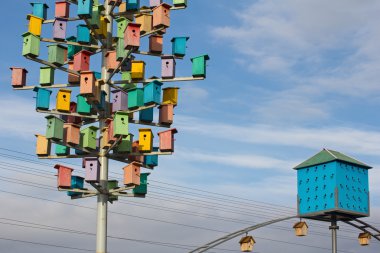 ? olorful kuş evleri mavi gökyüzü arka plan üzerinde