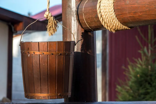 Dřevěné studny. kbelík na laně Royalty Free Stock Obrázky