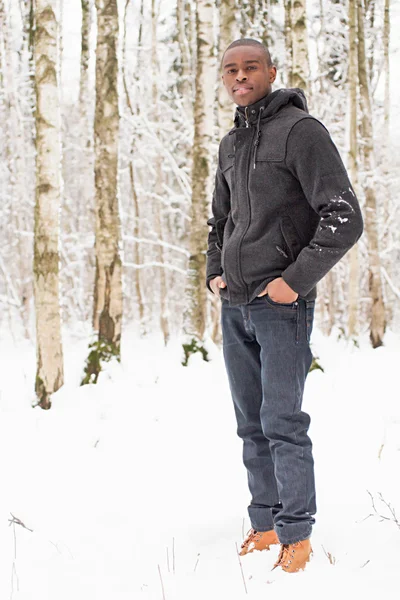 Hombre negro en la nieve — Foto de Stock