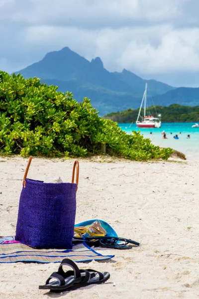 Bolsa de playa y zapatillas con un paisaje tropical —  Fotos de Stock