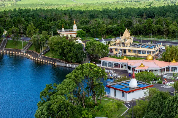 印度的寺庙附近的蓝色的湖面 — 图库照片