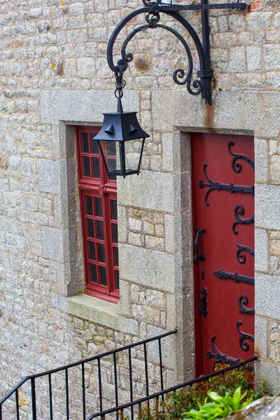 Lantaarn boven de deur en het venster — Stockfoto