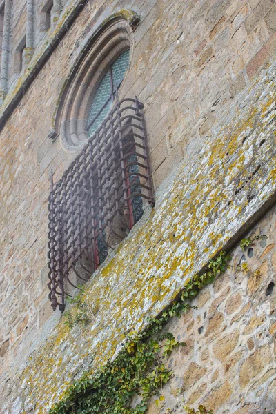 Ziegelmauer und Fenster im Schloss — Stockfoto