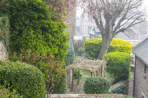 Grüner Garten im Schloss — Stockfoto