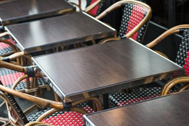 Kafe masaları ve sandalyeler