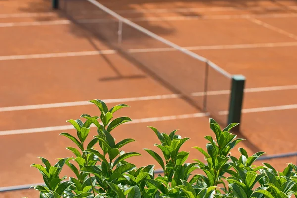 Tenisové antukové hřiště s mřížkou — Stock fotografie