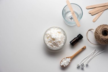 El işi mumu için hazır. Beyaz masada eko soya cilası. Mumu söndür. Hobi konsepti