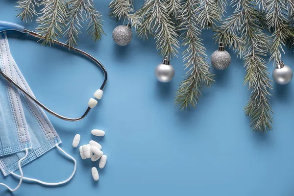 Decoración Médica Navideña Con Estetoscopio Máscaras Sobre Fondo Azul Concepto — Foto de Stock