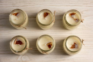 Ahşap arka planda mum yapımı için ayarlandı. Beyaz masada eko soya cilası. DIY Mum Hobisi.